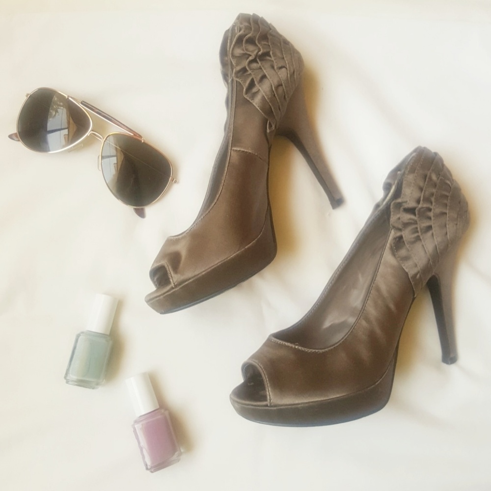 steve madden • ruffle back heels